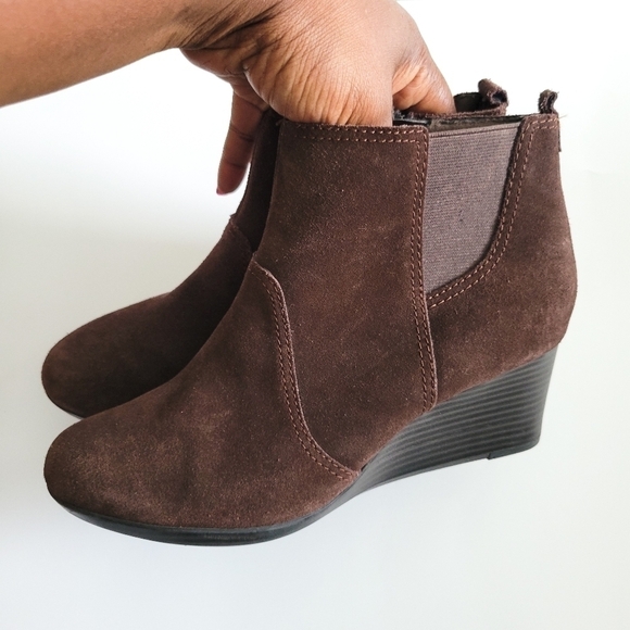 Clarks brown wedged booties - Picture 2 of 14